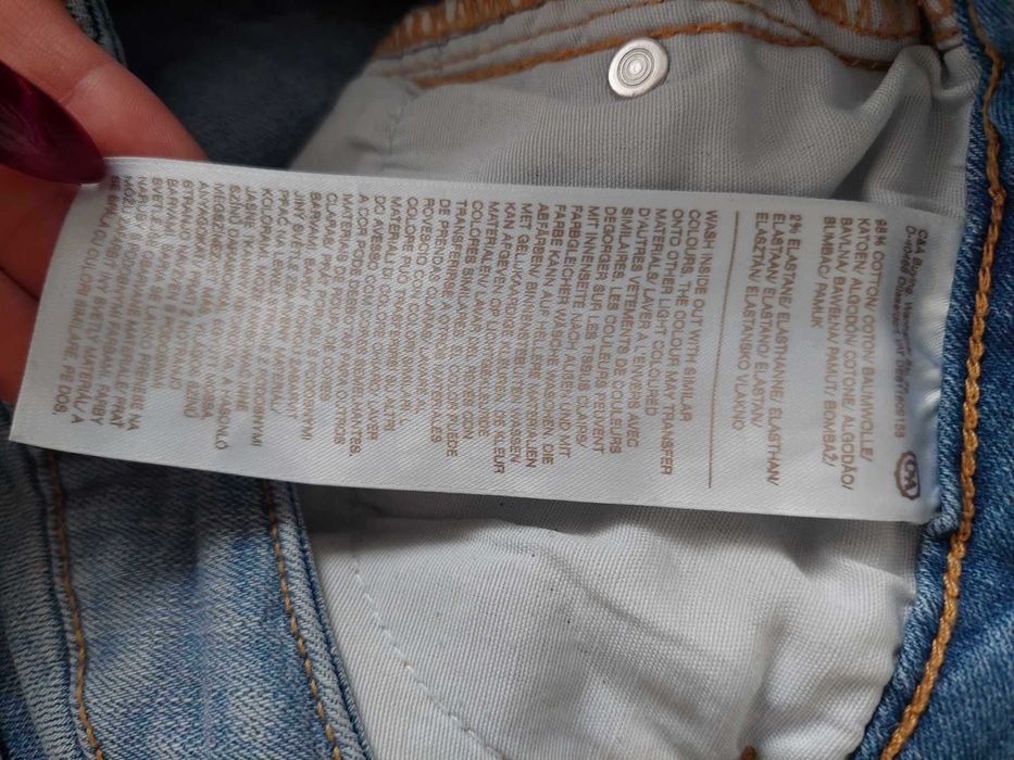 Jeansy rurki C&A z dziurami na kolanach – rozmiar 38, modne spodnie