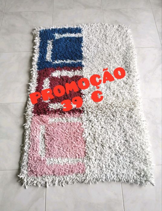 Tapete branco com azulão e branco