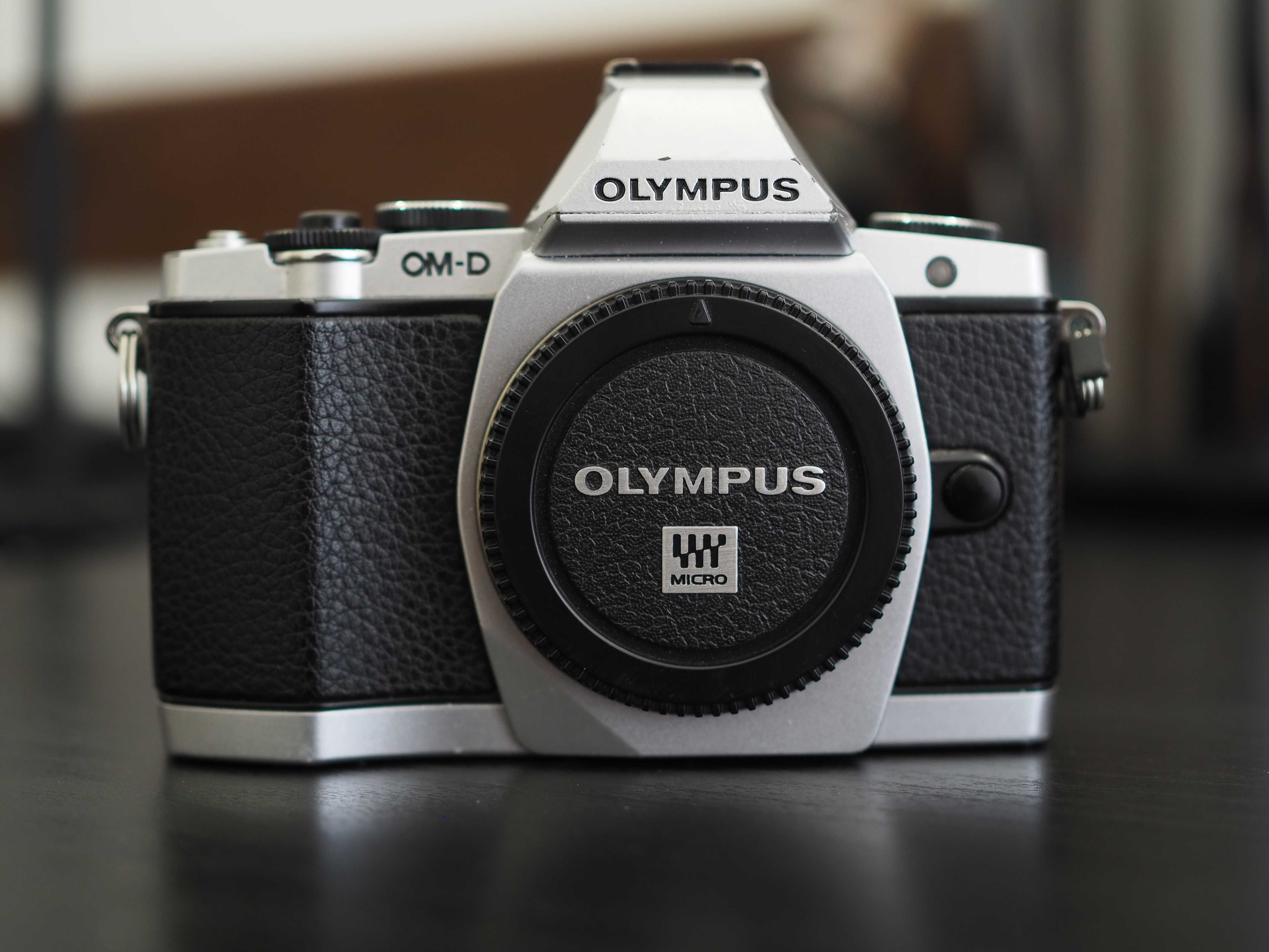 Kit Câmera Olympus OM-D E-M5 + Lente 12-50mm + Carregador e Bateria