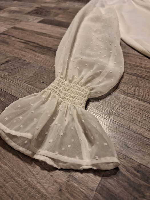 Biala bluzka Stradivarius.