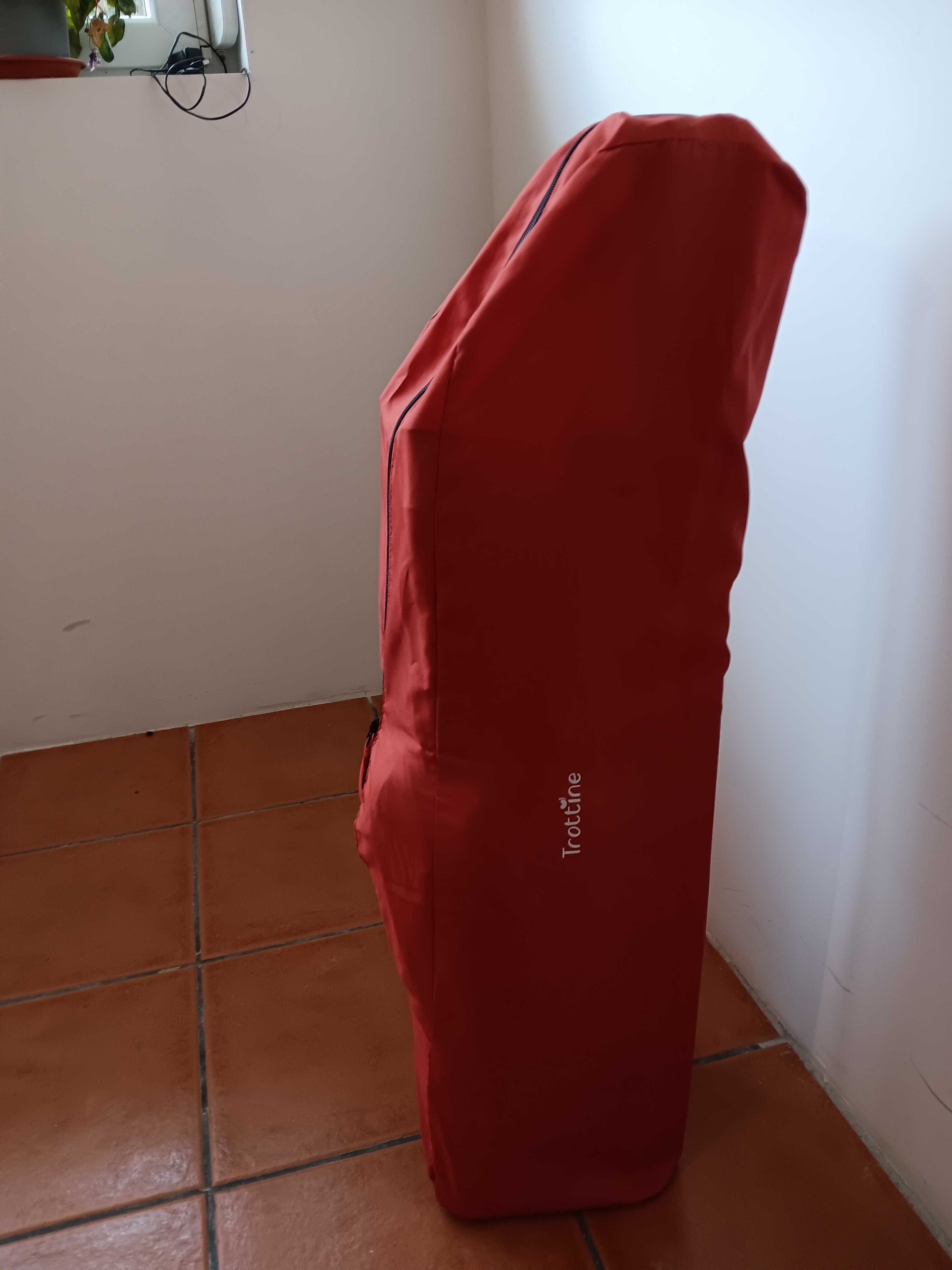 Cama de viagem muito pouco usada
