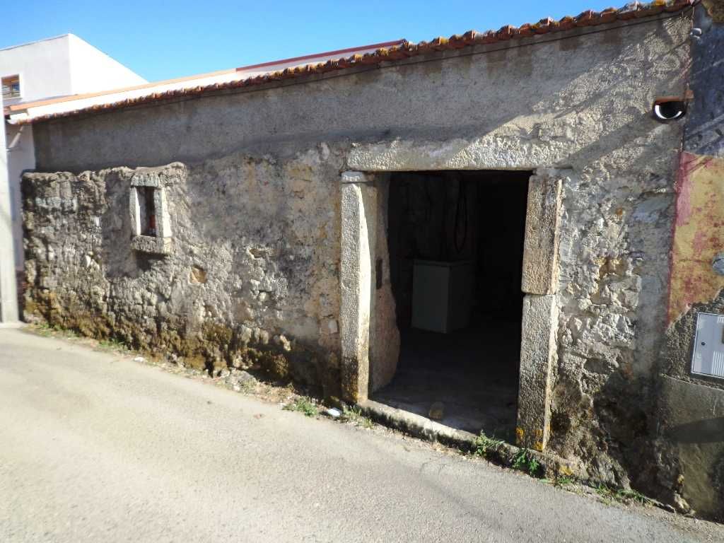 Moradia para restauro e 2 terrenos rústicos em Cernache