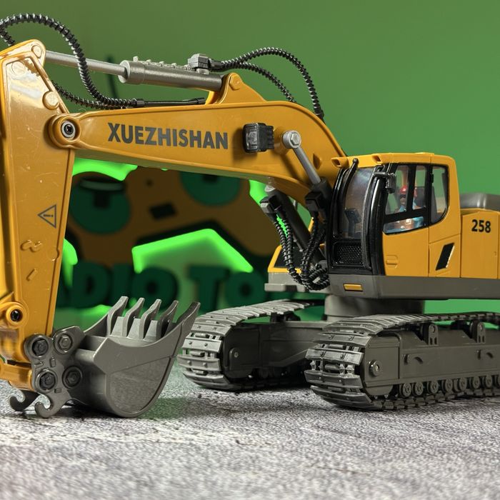 Экскаватор на радиоуправлении DONBAS. Бульдозер на пульте управления