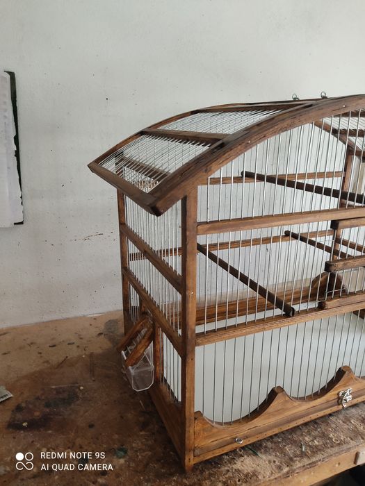 Gaiola artesanal com teto oval e ondas