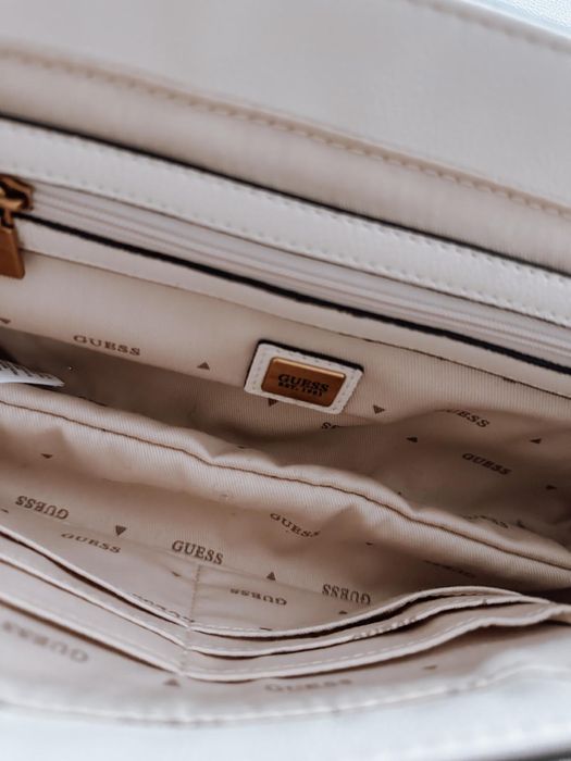 Mala de mão e tiracolo Guess.