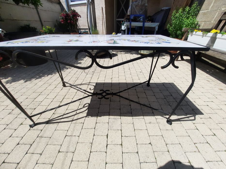 mesa em ferro forjado com azulejos.