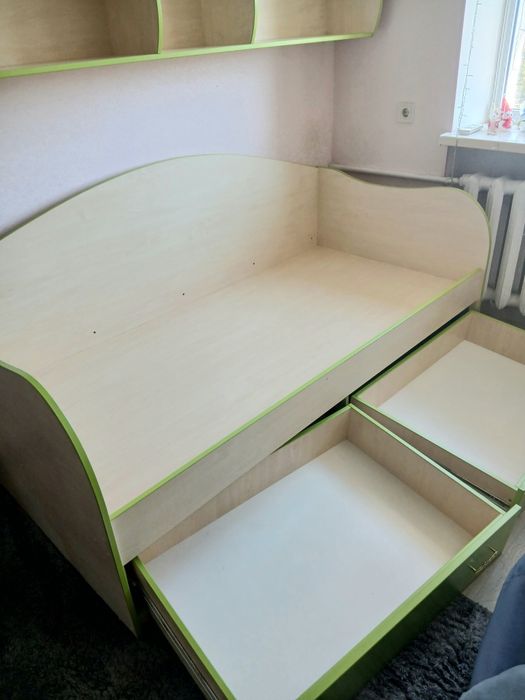 продам комплект дитячих меблів ліжко з шухлядами + тумба