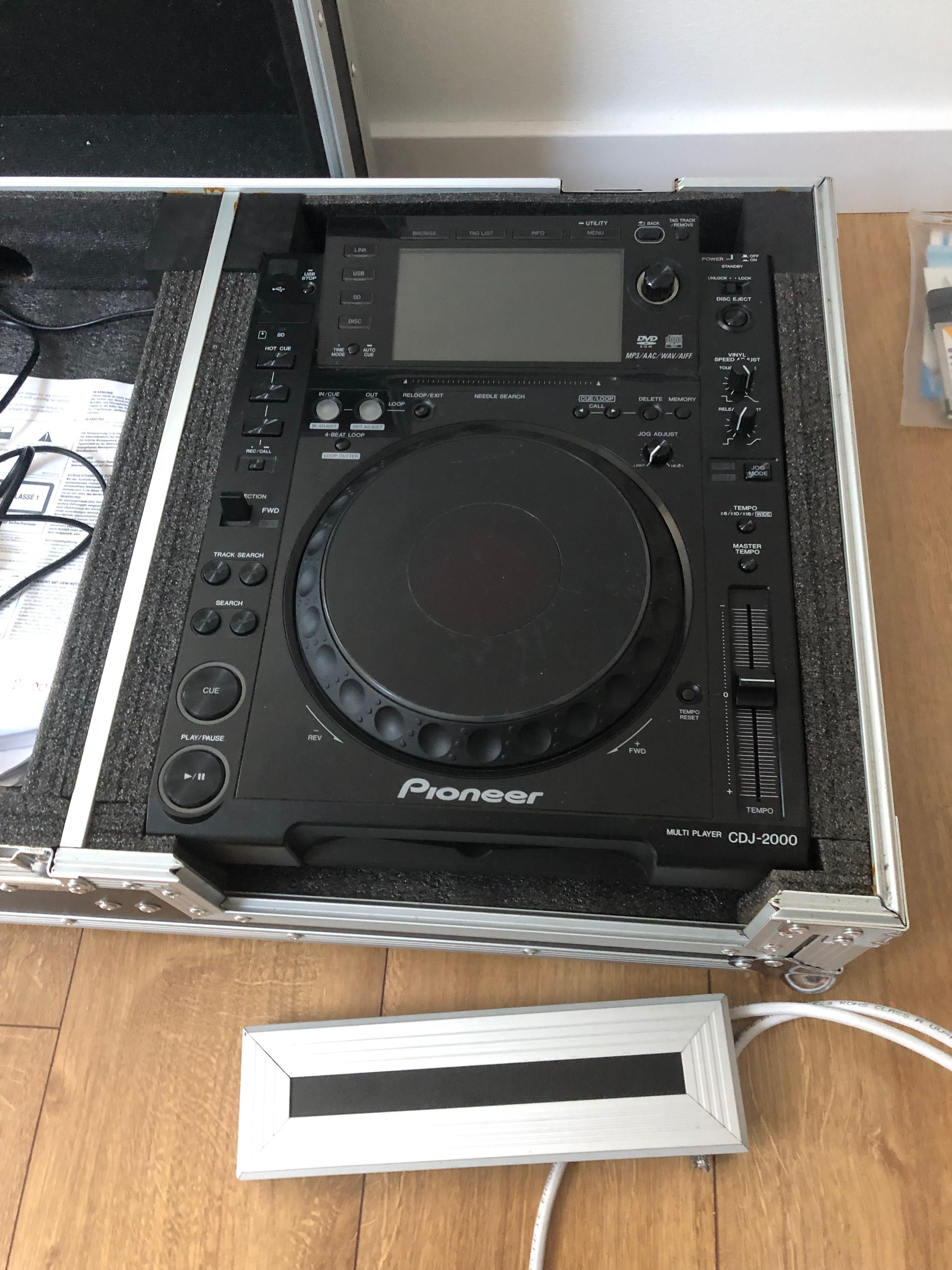 Pioneer CDJ-2000 x2+case