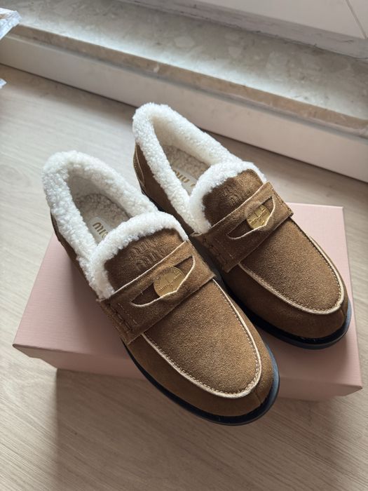 Miu Miu – stylowe mokasyny z futerkiem