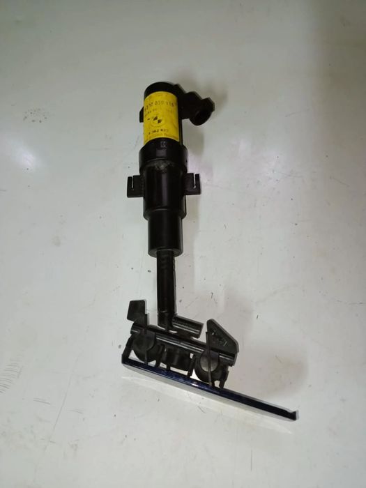 Dysza zaślepka spryskiwacz lampy reflektora xenon lewa BMW E46 coupe cabrio przed lift 8362823 8256179