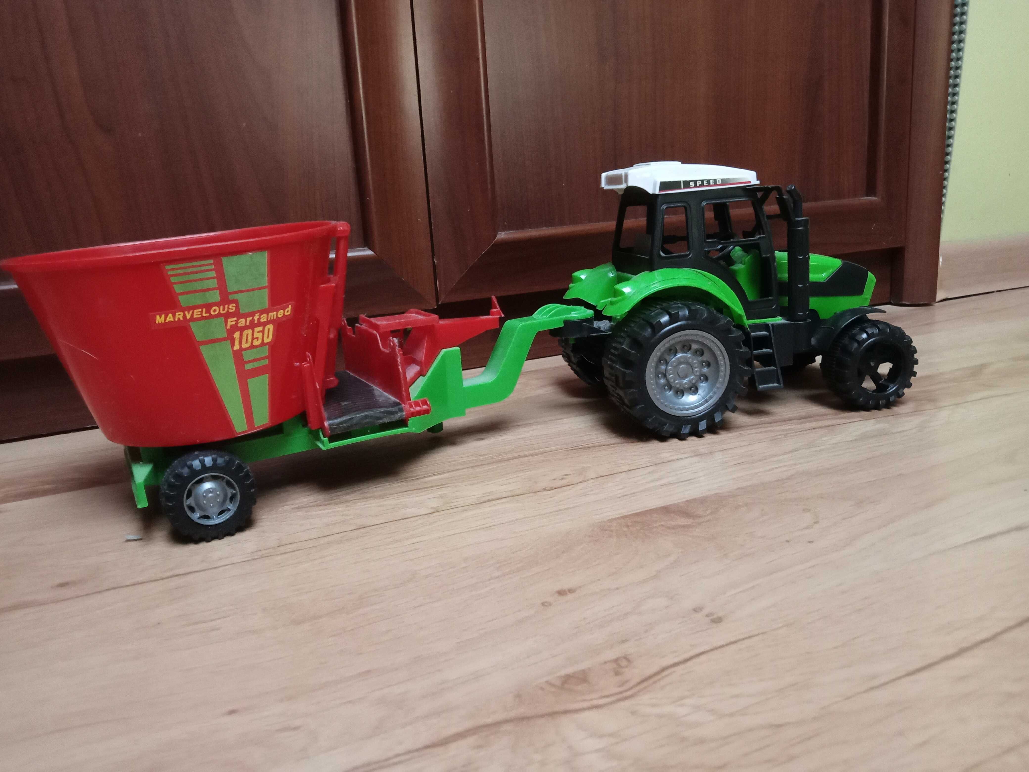 Traktor z paszowozem