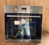 Piekarnik elektryczny Electrolux 600 SurroundCook Czyszczenie parowe