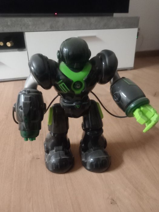Robo de brinquedo com comando e carregador