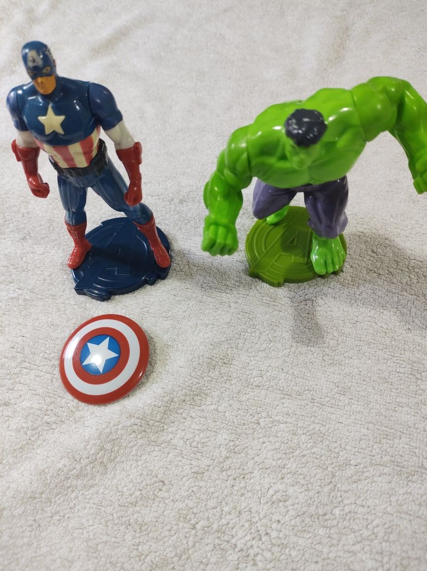 Bonecos Hulk e Capitão América