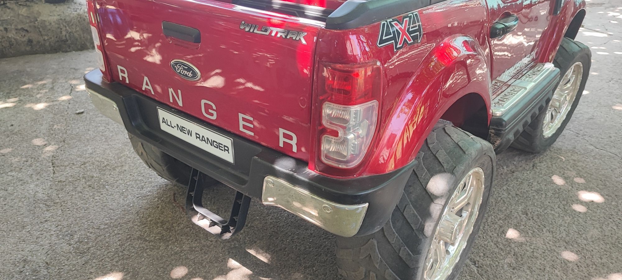 Дитячий електромобіль Ford Ranger.