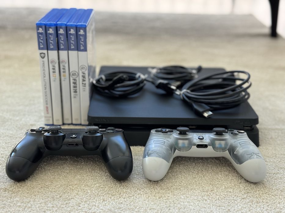 PS4 Slim (500GB) + 2 comandos + 5 jogos