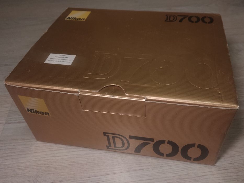 Nikon D700 + 4 baterie + grip + 4 karty CF Express