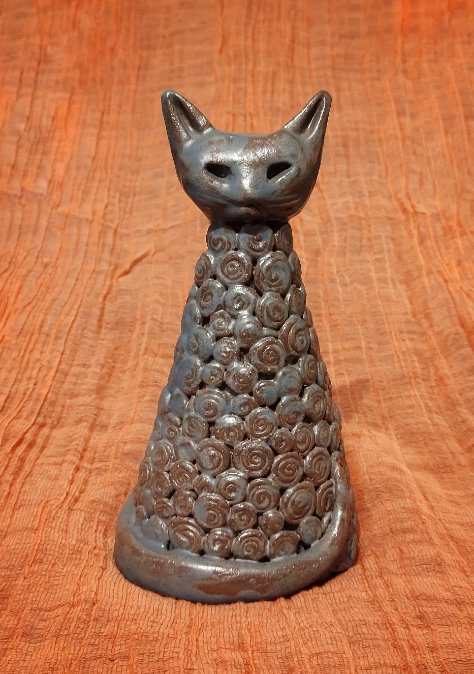 Kot - ceramiczna, szkliwiona rzeźba, h-19cm, piękna kolorystyka