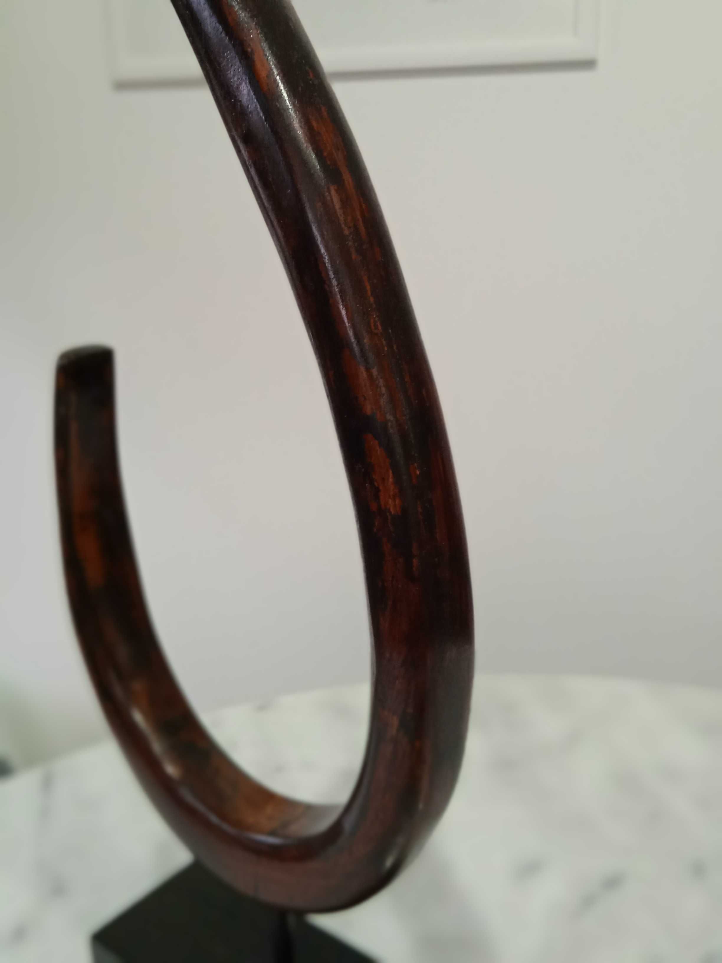 Escultura em madeira muito elegante