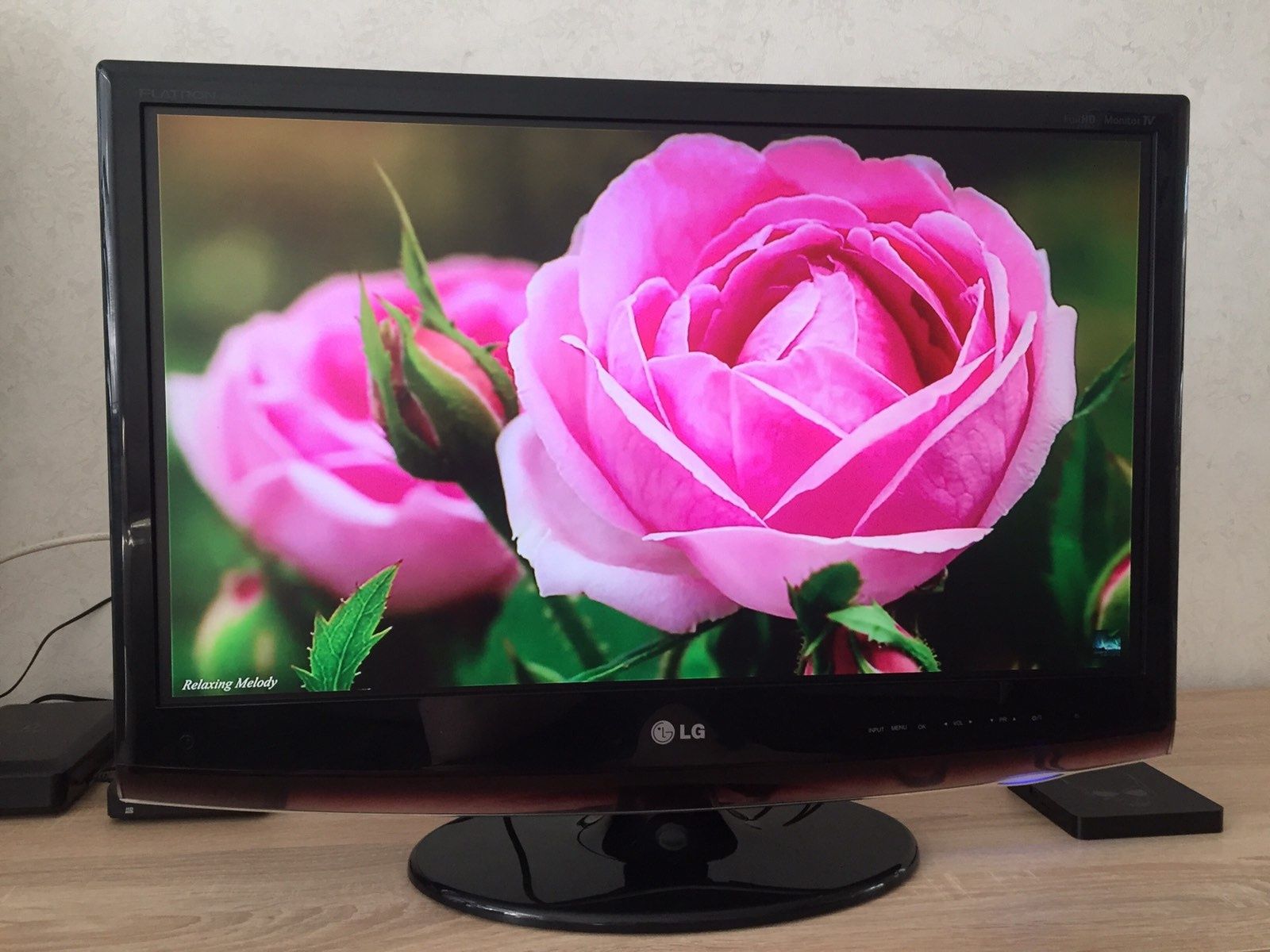 Шикарный LG 27" диагональ Full HD.