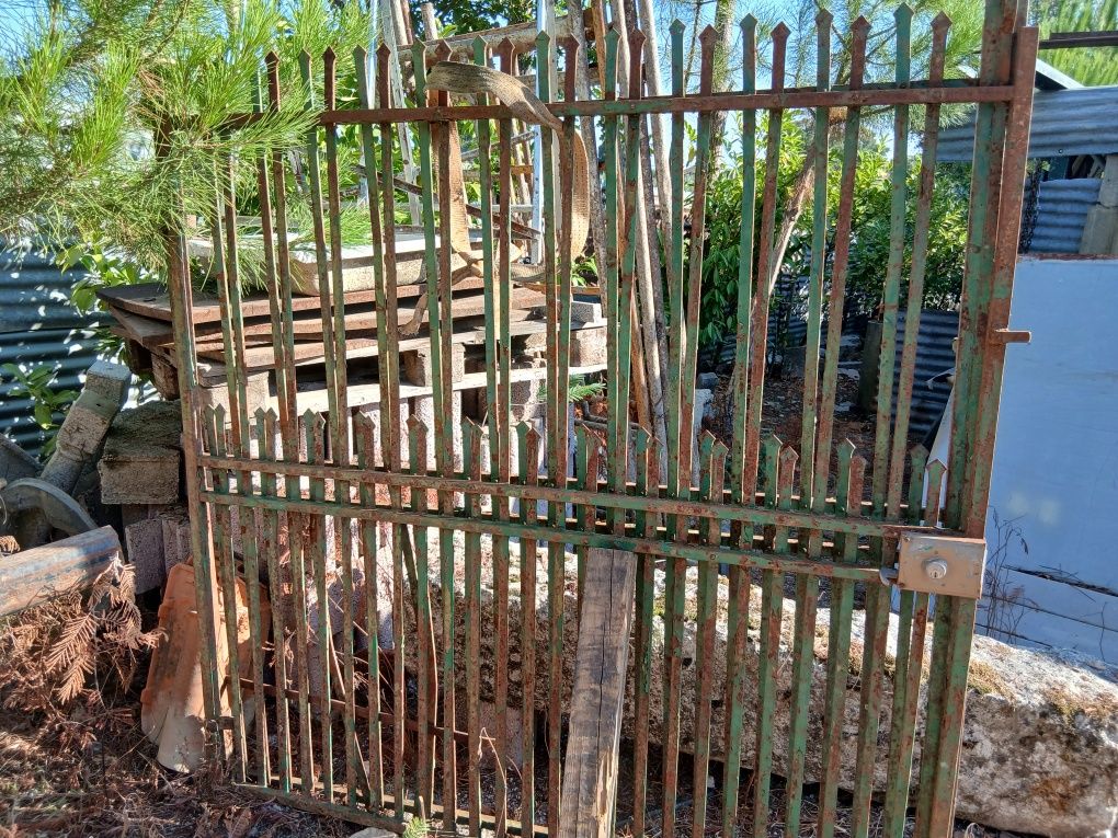 Portão  antigo em ferro