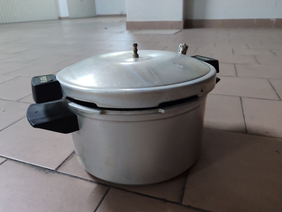 Panela de pressão pequena antiga