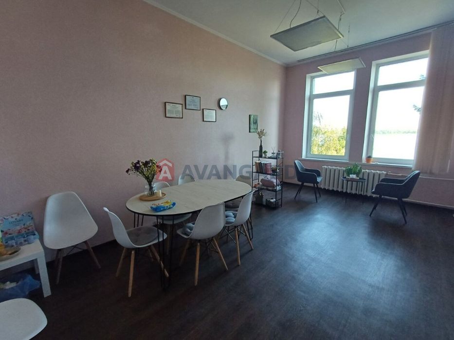 Продам 4-5 этаж нежилого помещения на набережной.