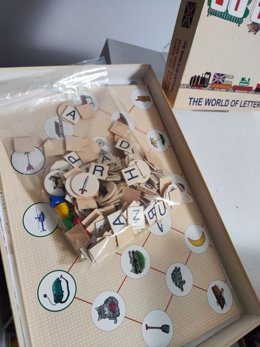 Gra planszowa Świat liter - 7 gier i zabaw literowo-słownych
