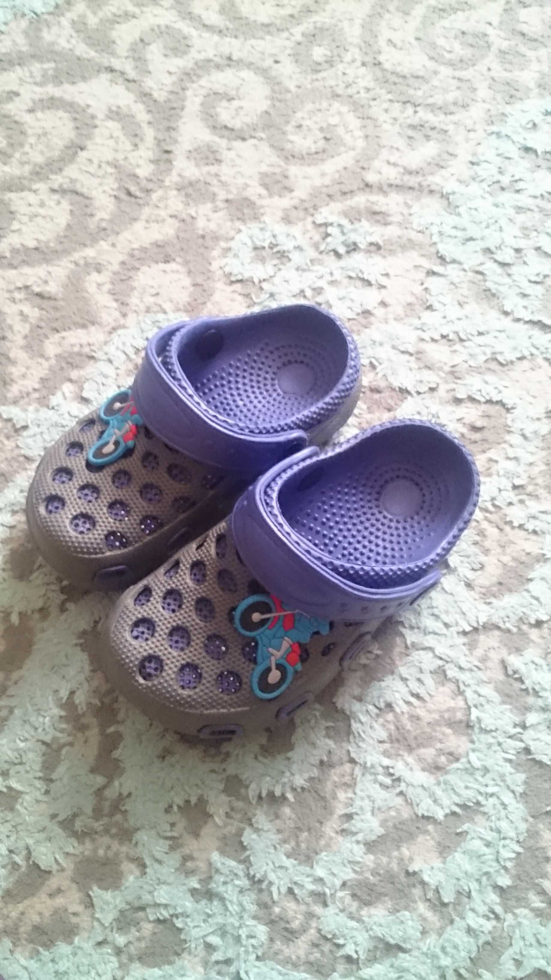 Klapki chłopięce. Buty typu crocsy.