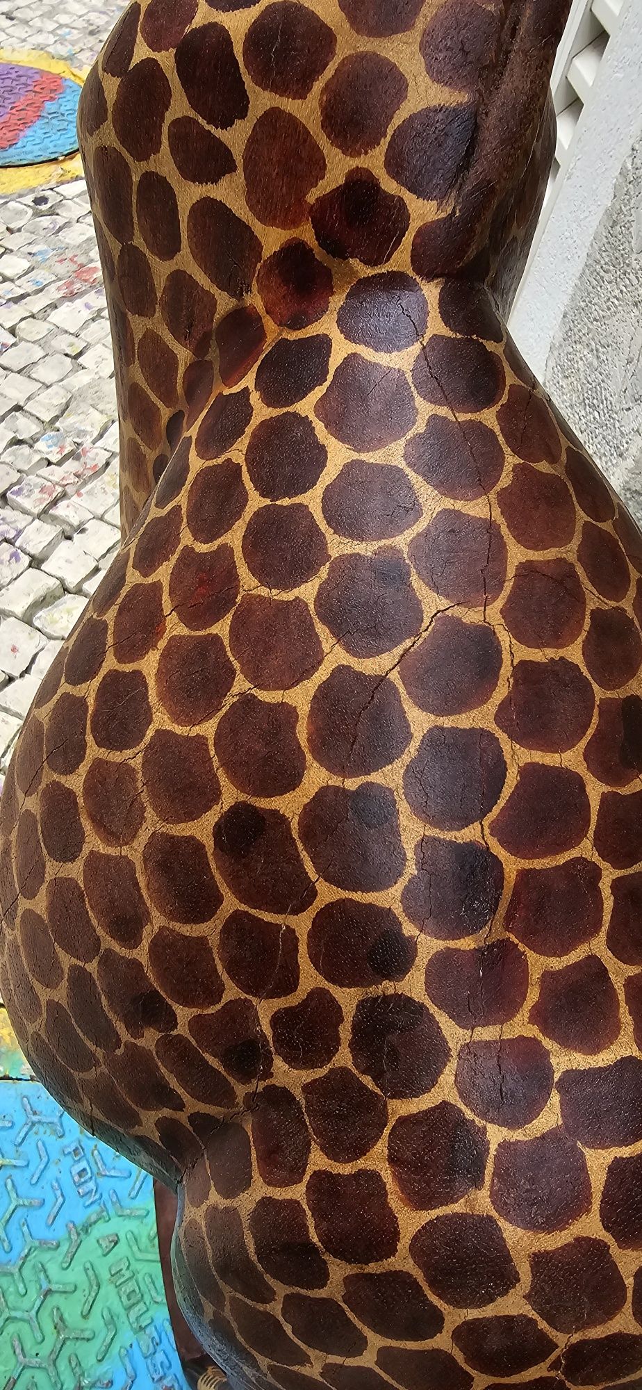 Casal de girafas em madeira esculpida