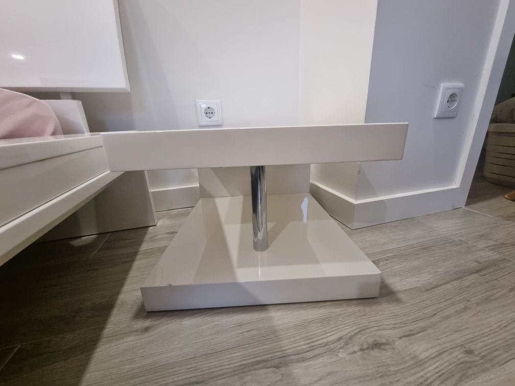 Cama de Casal em Branco Lacado com Brilho