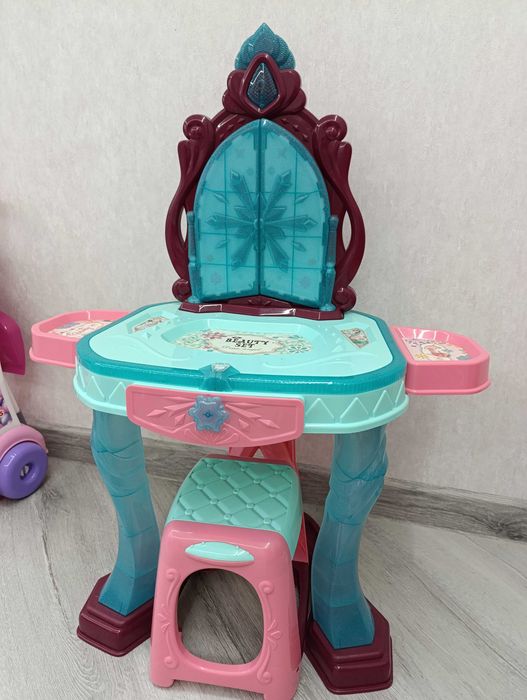Дитячий столик для косметики