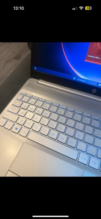 Laptop HP z podświetlaną klawiaturą