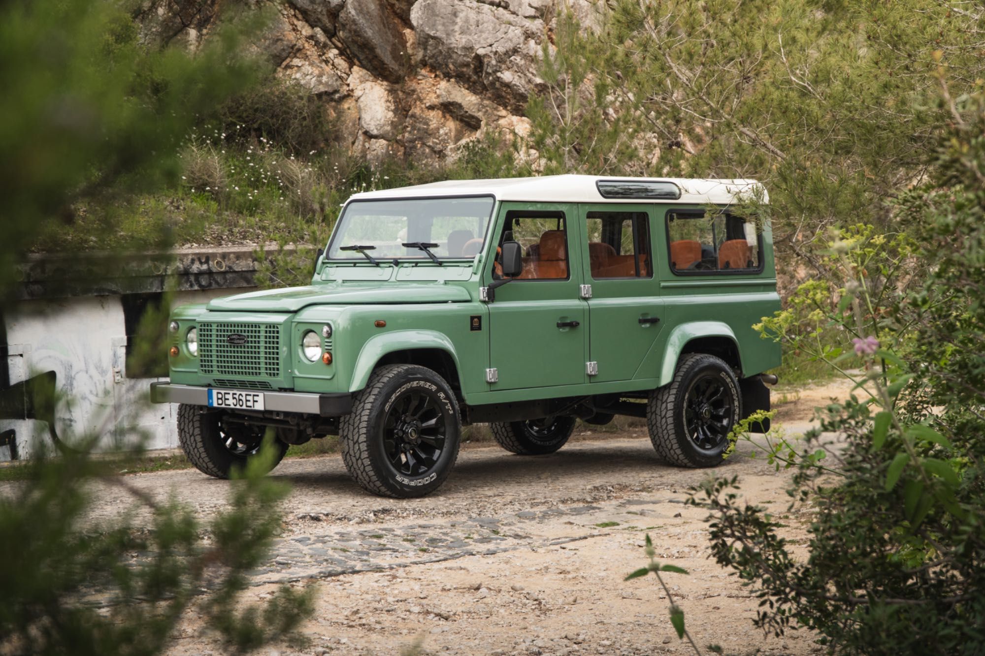 Land Rover Defender 110 9  Seats