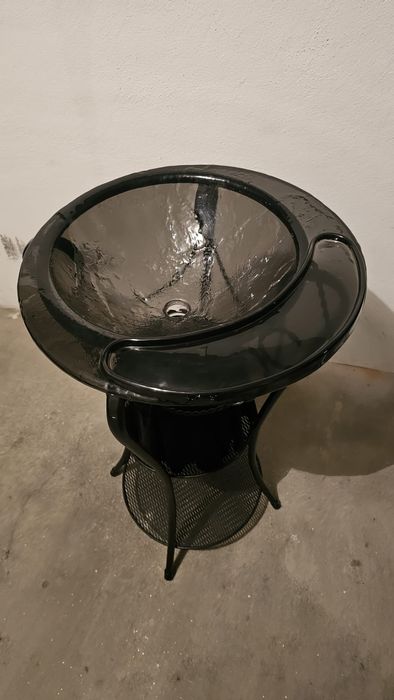 Lavatório em ferro preto com garrafão