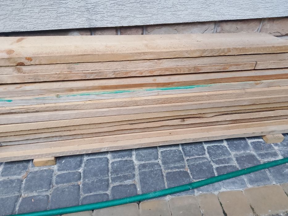 Deski szalunkowe różnej wielkości o grubości 32 mm
