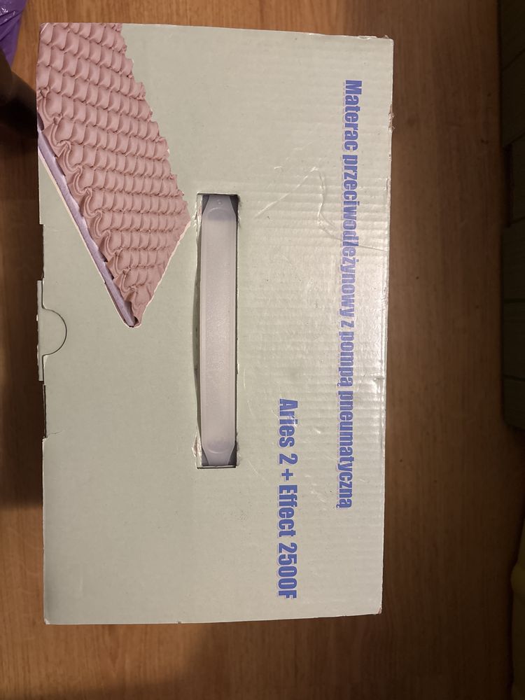 Materac przeciwodleżynowy z pompką