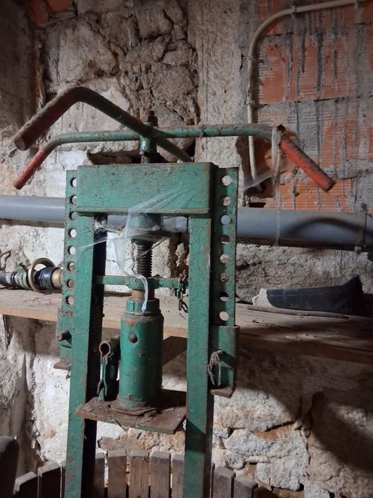 Prensa de uvas com pouco uso + pipos + adereços