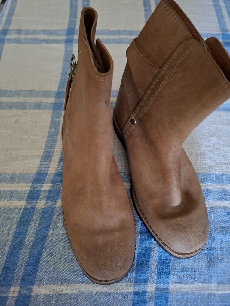 Botas em pele novas