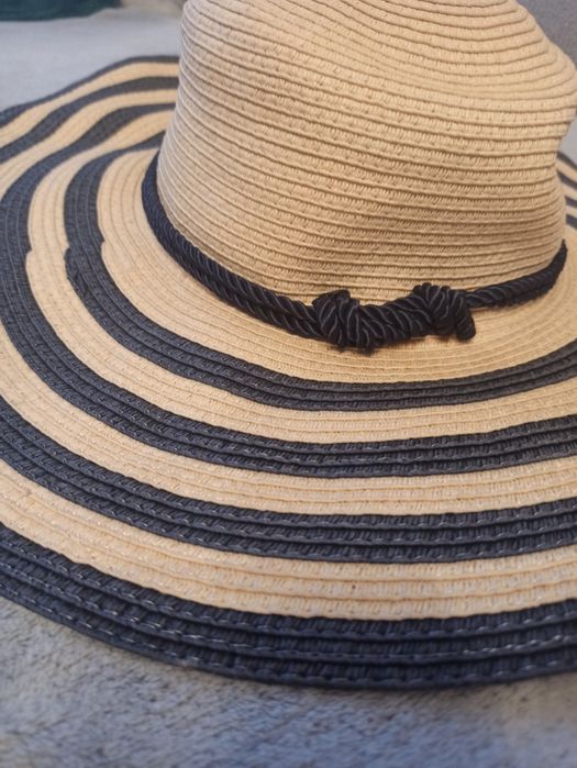 Kapelusz na lato z większym rondem