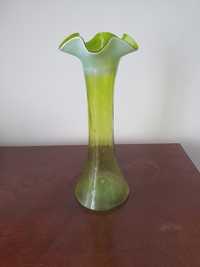 Wysoki duży zielony wazon