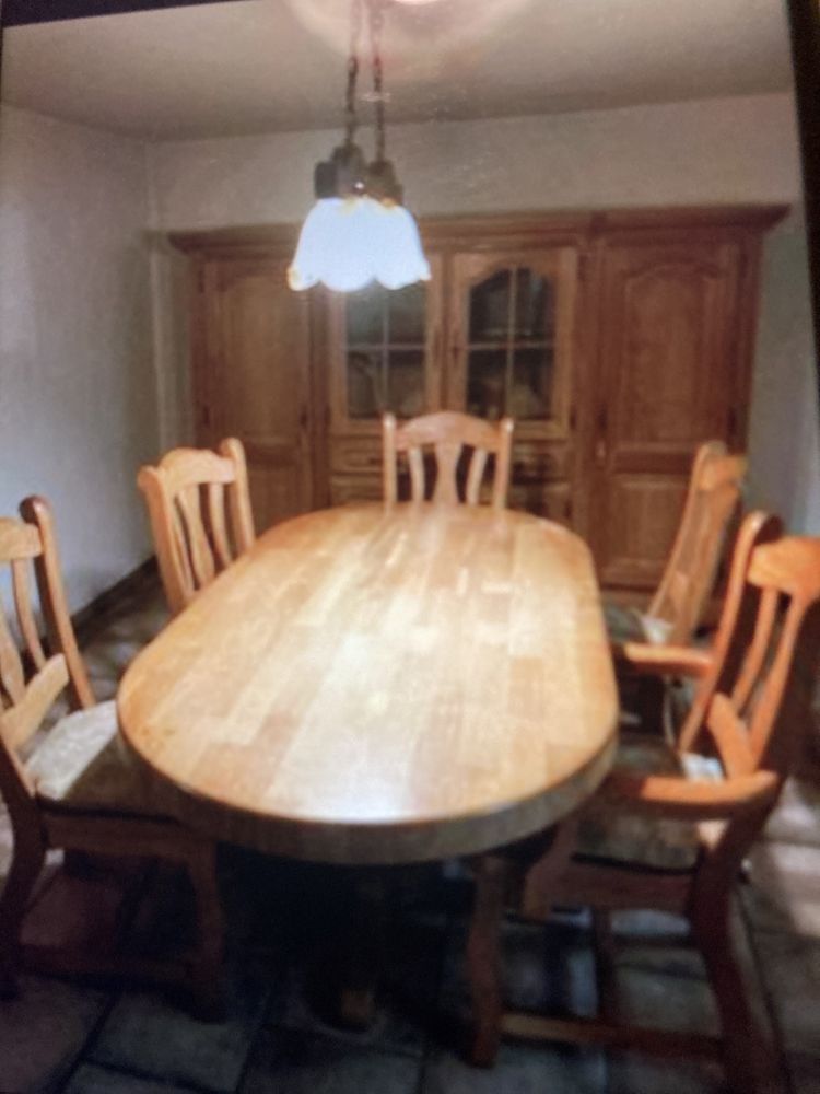 Stół z pięcioma krzesłami
