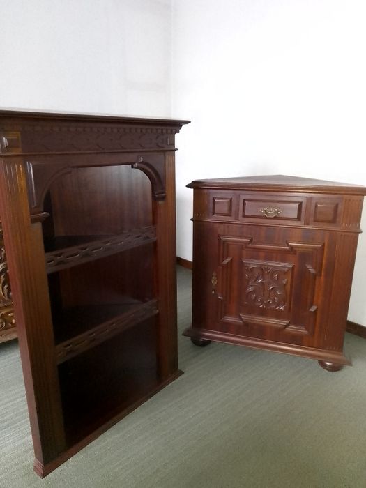 Móvel de canto em madeira