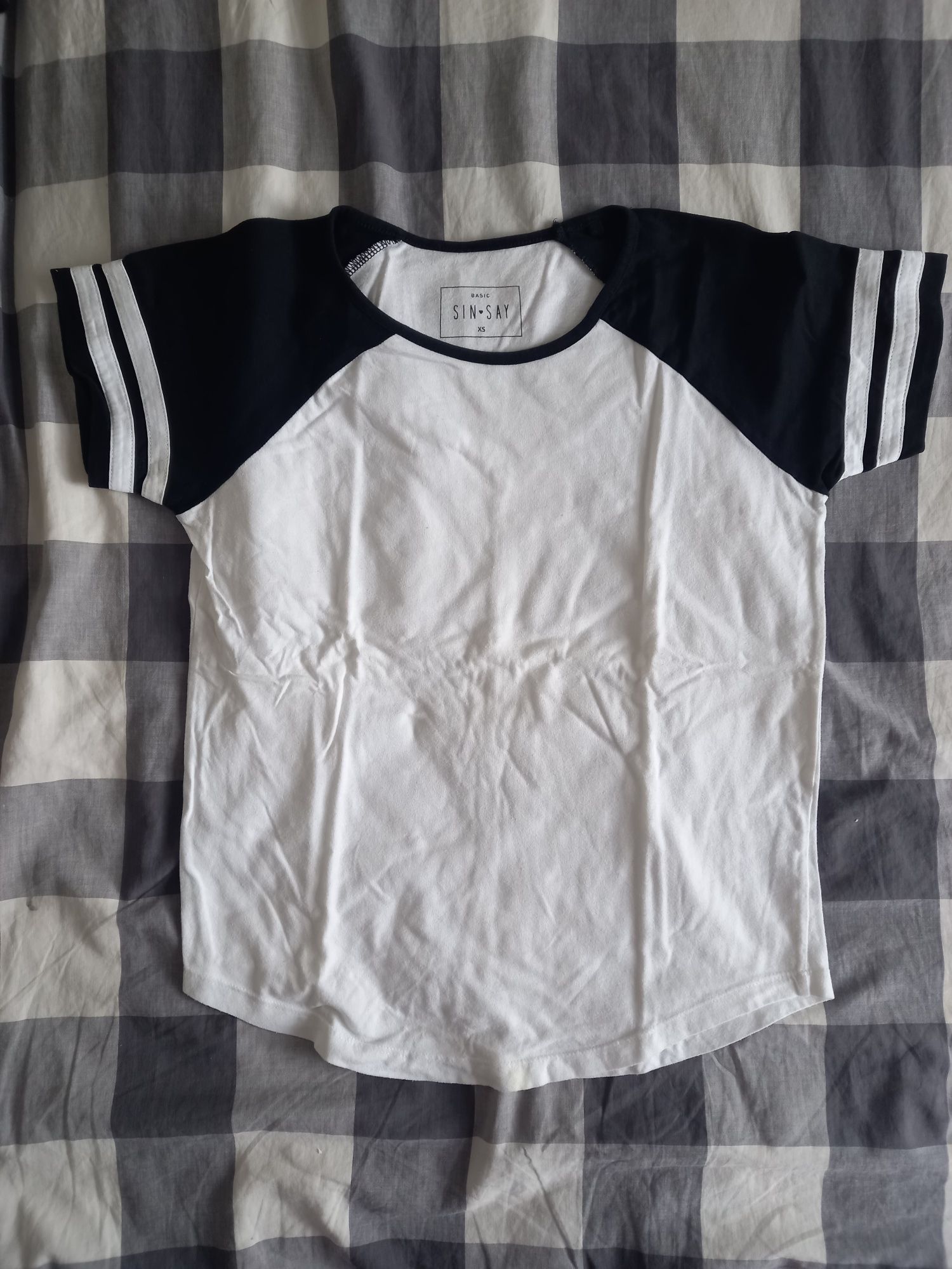 Biały t-shirt z czarnymi rękawami