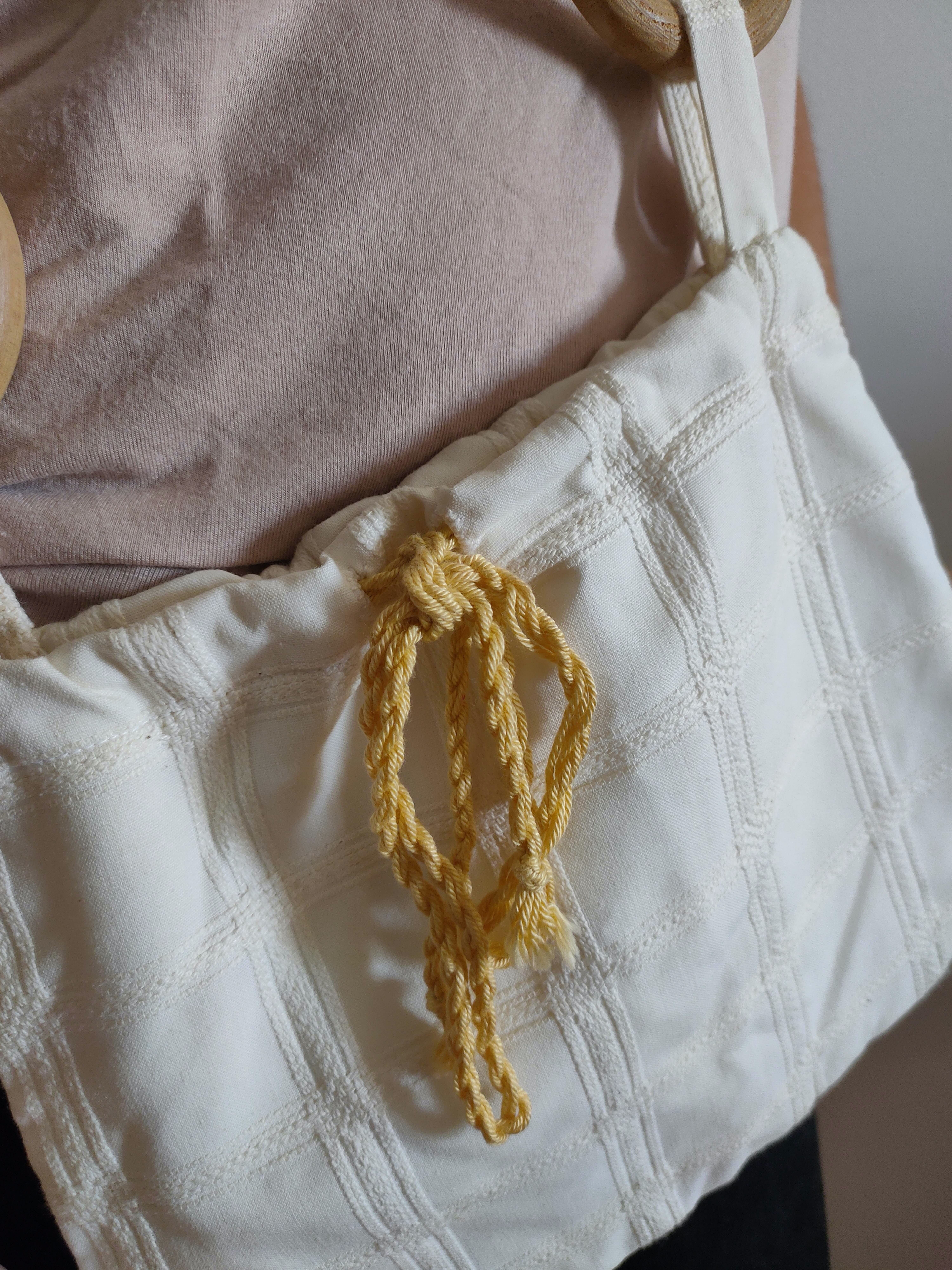 Mala em Tecido Branco com Argolas em Madeira e Cordão Amarelo