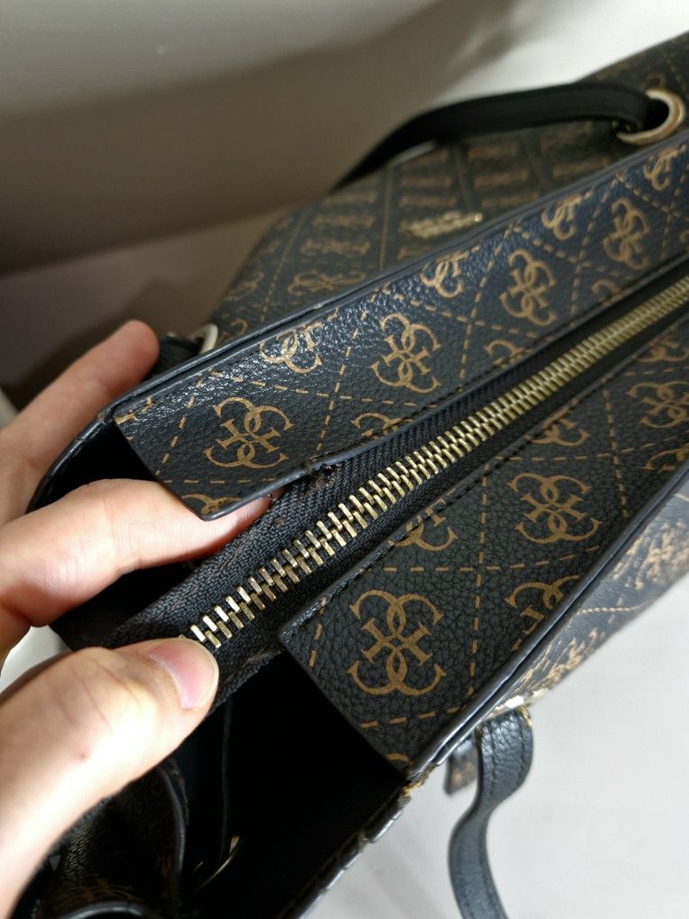 Czarna ciemnobrązowa torba torebka duża na ramię z monogramem Guess