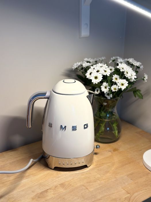 Czajnik Smeg 1,7l KLF04 z regulacą temperatury, kremowy