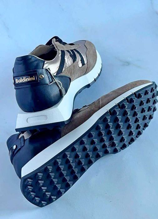 Абсолютно нові жіночі кросівки BALDININI 39 розміру.