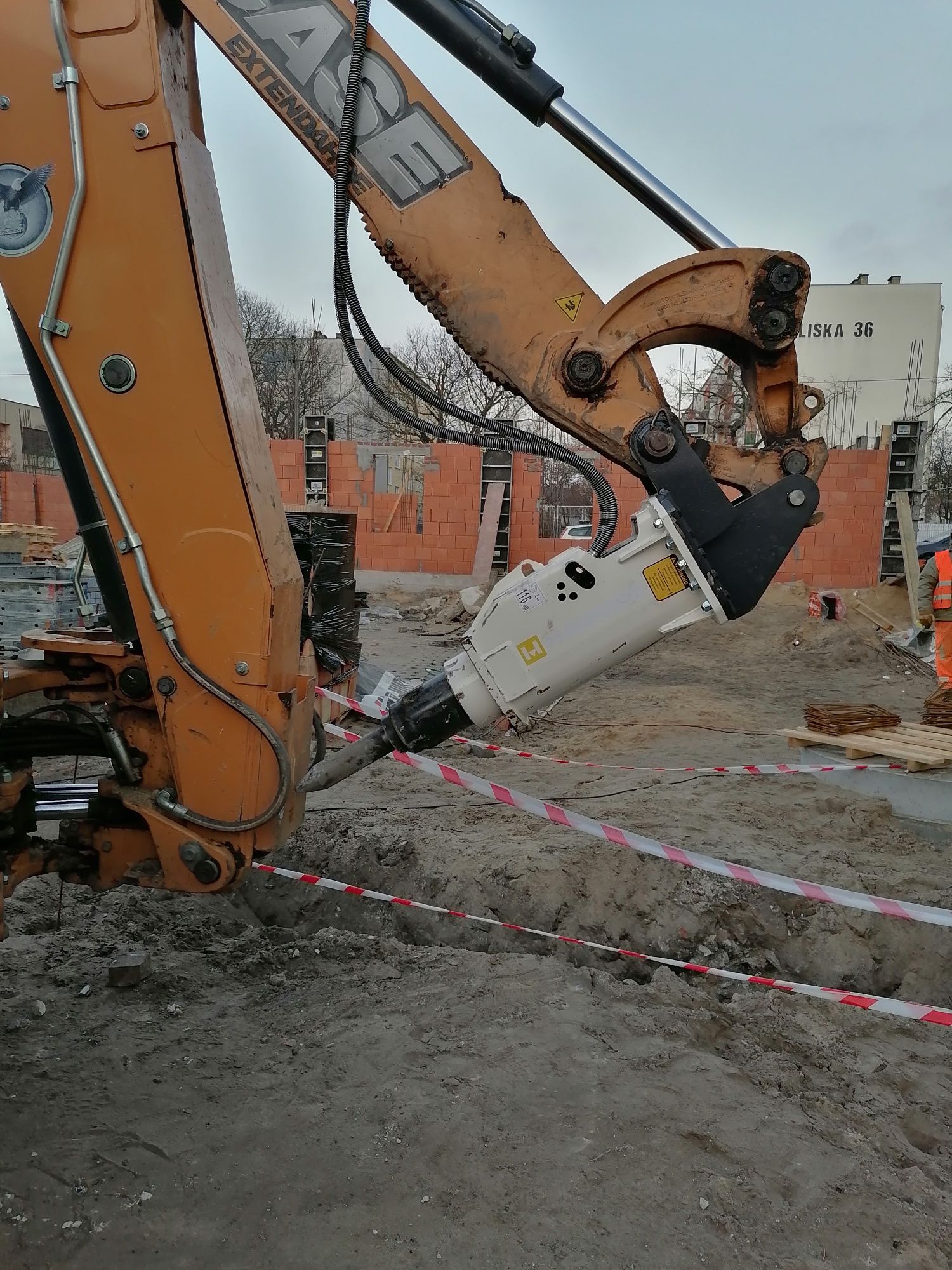 Usługi koparko-ładowarką, zamiatarką oraz kucie młotem