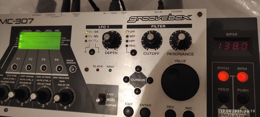 Roland MC-307 groovebox